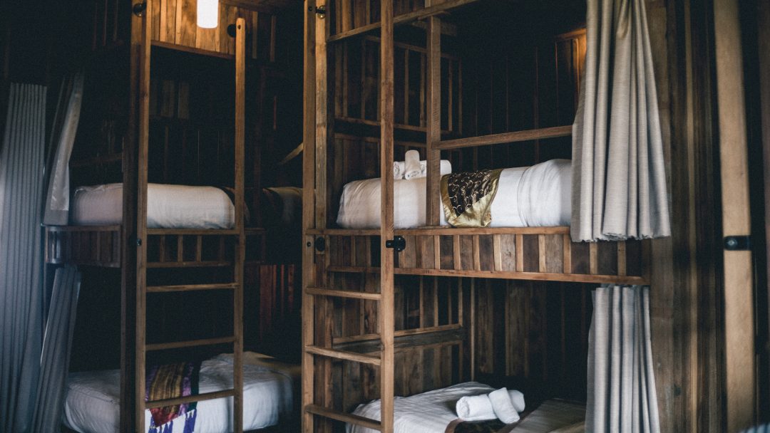 how to open a hostel dorms private curtains wood - O QUE É HOSTEL: UM GUIA COMPLETO
